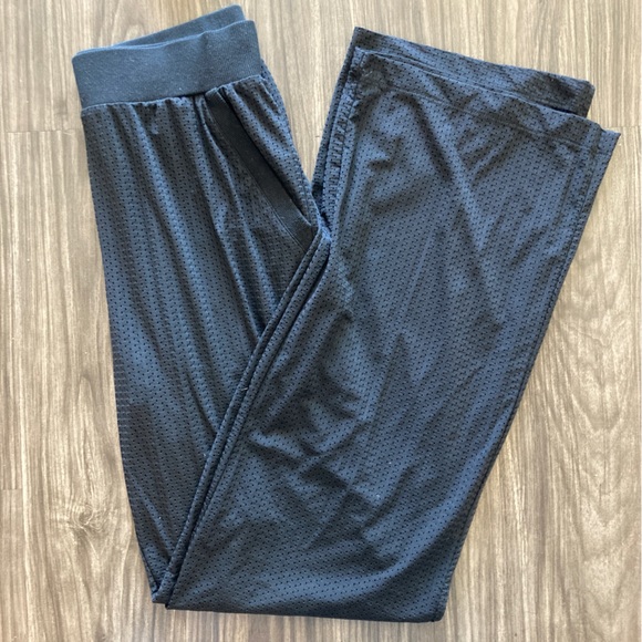 Alo Yoga Mesh All-Star Wide Leg Pant and Bra Tank in Black - Picture 7 of 10